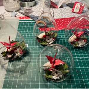 Boules de Noël avec fleurs séchées de chez Emilie Roses à Sens